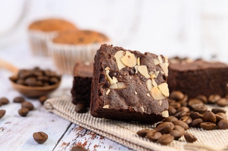 Brownie hạnh nhân chính là món bánh mà hầu như bữa tiệc trà nào cũng có mặt