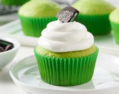 Trang trí thêm whipping cream để món bánh cupcake thêm phần hoàn hảo