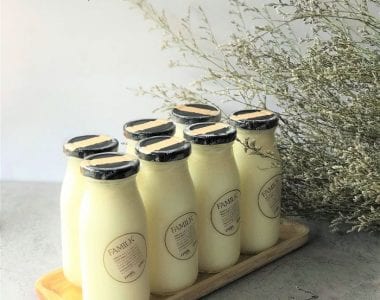 Skim milk là tươi không đường tách béo được sản xuất bởi thương hiệu Familk